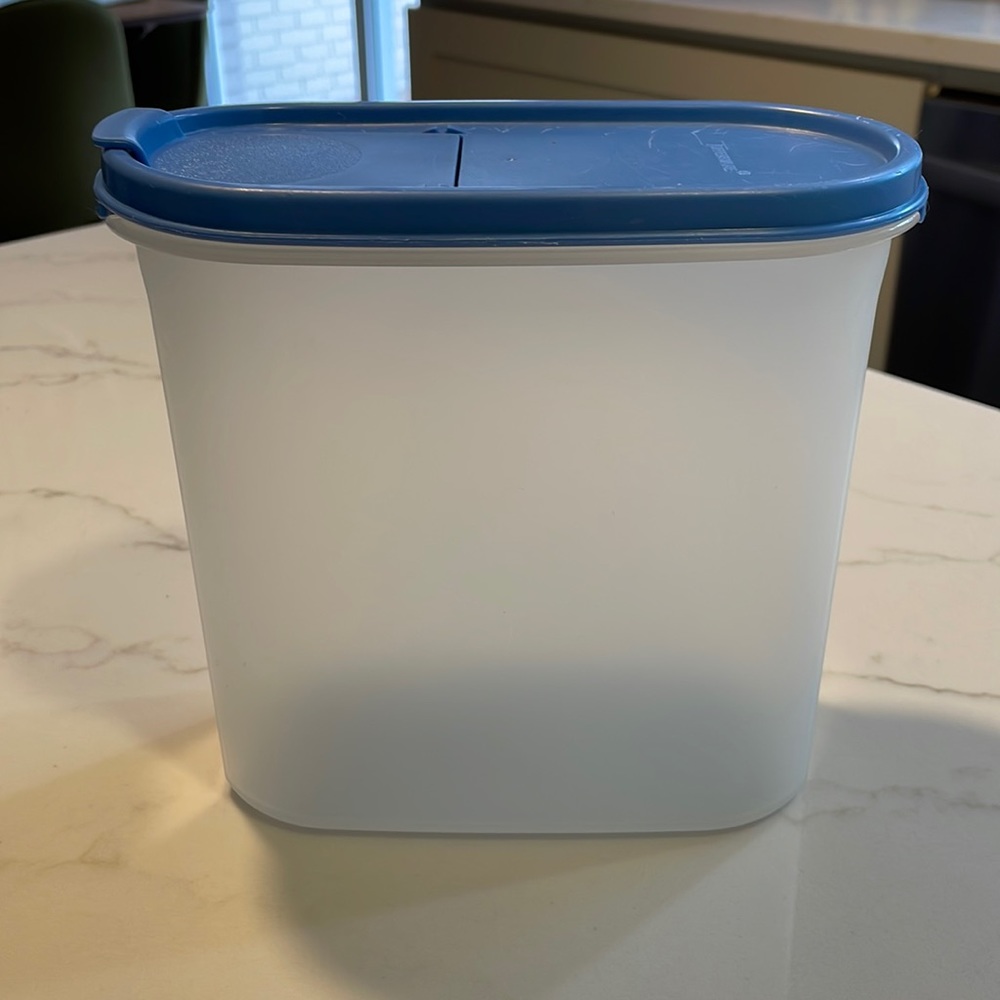 TUPPERWARE storage container with pouring spout, ideal for cereal. 7 1/4 cups.
